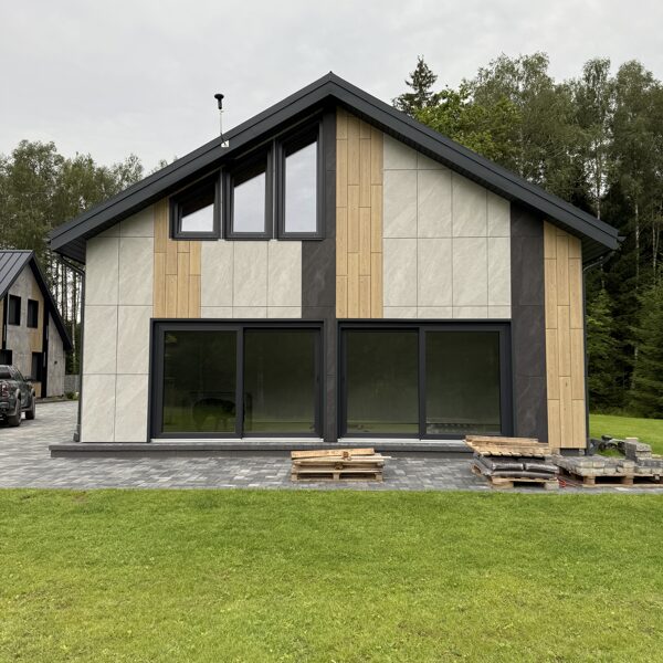 Ēka ar flīžu fasādes apdari