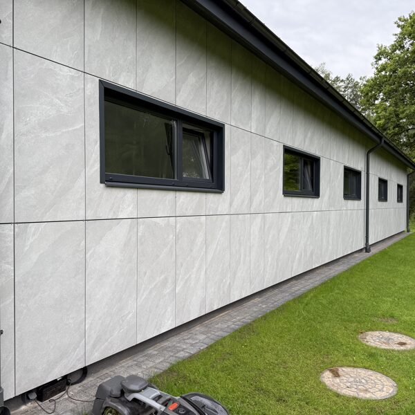 Ēka ar flīžu fasādes apdari