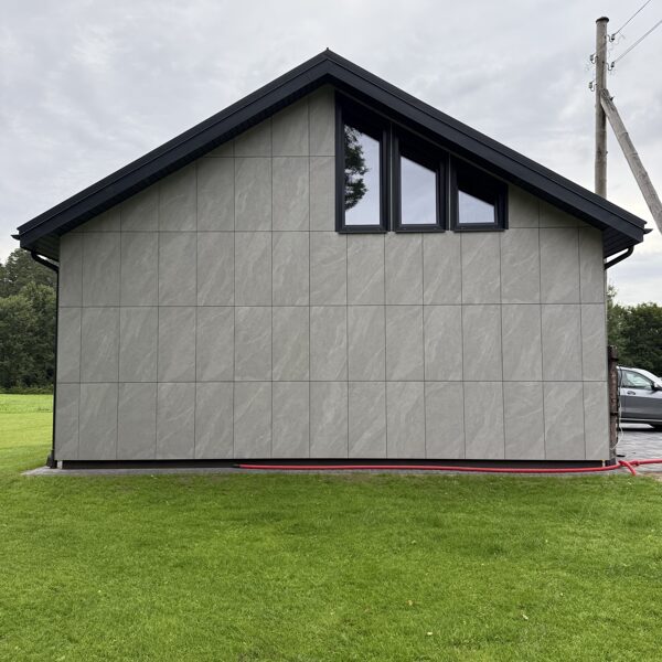 Ēka ar flīžu fasādes apdari